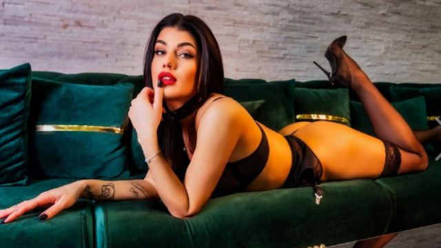 Brunette MILFs Live – Dark-Haired Beauties Ready to Play